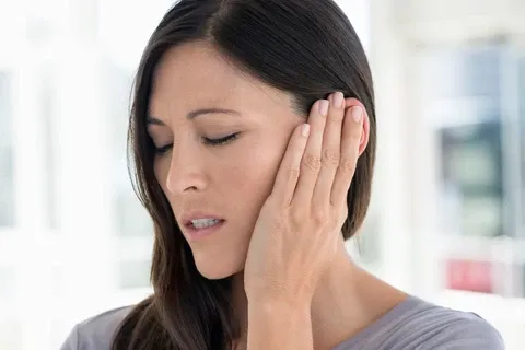 Triệu chứng ù tai - nghe âm thanh lạ trong tai