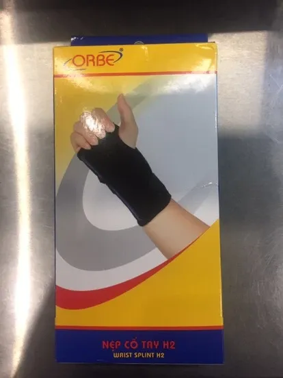 Đeo nẹp cổ tay ban đêm