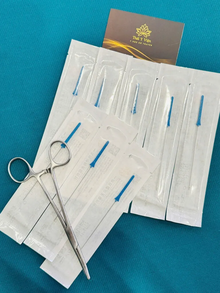 Kim tiểu đao châm rất nhỏ, mảnh như lưỡi dao lam